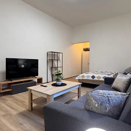 Apartmnet Near Ip Pavlova *